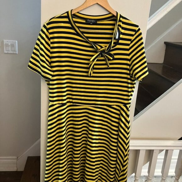 Striped Retro Dress with Tie - Picture 2 of 8